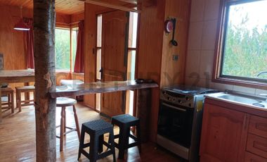 VENTA DE PARCELA CON 3 CABAÑAS A 5 KM DEL CENTRO DE PUCON EN PASAJE ARRIAGADA