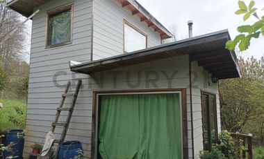 VENTA DE PARCELA CON 3 CABAÑAS A 5 KM DEL CENTRO DE PUCON EN PASAJE ARRIAGADA