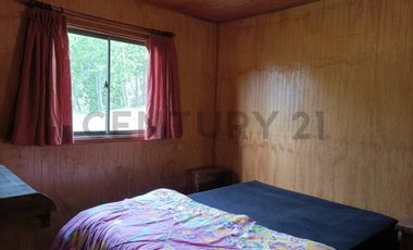 VENTA DE PARCELA CON 3 CABAÑAS A 5 KM DEL CENTRO DE PUCON EN PASAJE ARRIAGADA