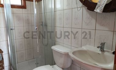 VENTA DE PARCELA CON 3 CABAÑAS A 5 KM DEL CENTRO DE PUCON EN PASAJE ARRIAGADA