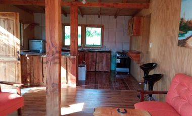 VENTA DE PARCELA CON 3 CABAÑAS A 5 KM DEL CENTRO DE PUCON EN PASAJE ARRIAGADA