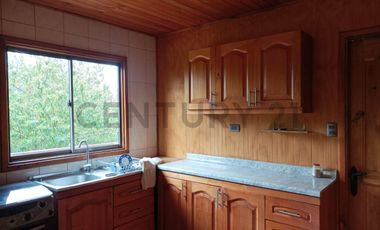 VENTA DE PARCELA CON 3 CABAÑAS A 5 KM DEL CENTRO DE PUCON EN PASAJE ARRIAGADA