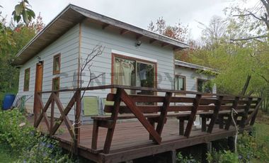 VENTA DE PARCELA CON 3 CABAÑAS A 5 KM DEL CENTRO DE PUCON EN PASAJE ARRIAGADA