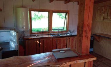 VENTA DE PARCELA CON 3 CABAÑAS A 5 KM DEL CENTRO DE PUCON EN PASAJE ARRIAGADA