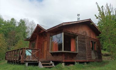 VENTA DE PARCELA CON 3 CABAÑAS A 5 KM DEL CENTRO DE PUCON EN PASAJE ARRIAGADA