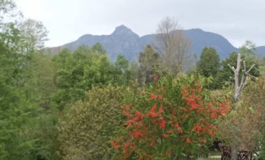 VENTA DE PARCELA CON 3 CABAÑAS A 5 KM DEL CENTRO DE PUCON EN PASAJE ARRIAGADA