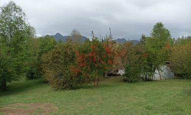 VENTA DE PARCELA CON 3 CABAÑAS A 5 KM DEL CENTRO DE PUCON EN PASAJE ARRIAGADA