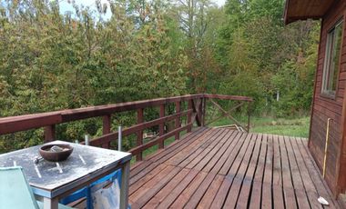 VENTA DE PARCELA CON 3 CABAÑAS A 5 KM DEL CENTRO DE PUCON EN PASAJE ARRIAGADA