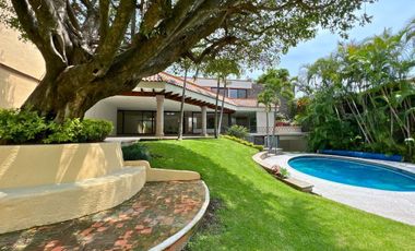 Casa en venta en Maravillas, Cuernavaca con amplios jardines y alberca
