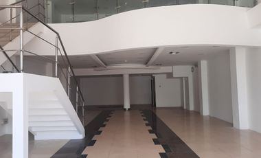 Hermoso local panorámico en alquiler (J Luna)