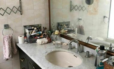 Edificio con tres amplios departamentos, estacionamiento y roof garden