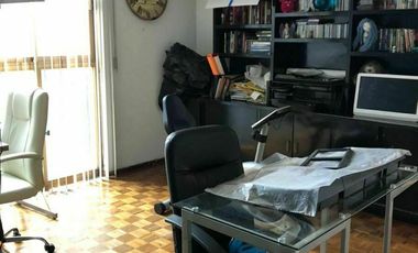 Edificio con tres amplios departamentos, estacionamiento y roof garden