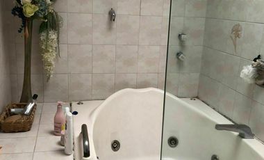 Edificio con tres amplios departamentos, estacionamiento y roof garden