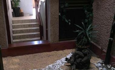 Edificio con tres amplios departamentos, estacionamiento y roof garden