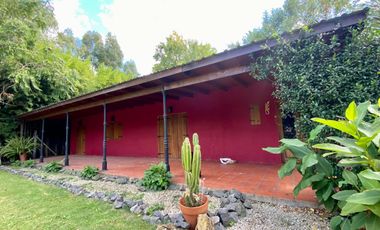 Casa quinta de 4 AMBIENTES ubicada a 150 metros de la Avenida Pres. Perón.