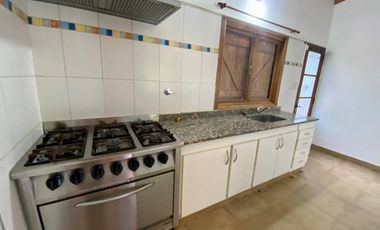 Casa quinta de 4 AMBIENTES ubicada a 150 metros de la Avenida Pres. Perón.