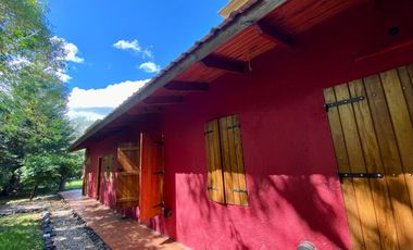 Casa quinta de 4 AMBIENTES ubicada a 150 metros de la Avenida Pres. Perón.