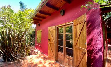 Casa quinta de 4 AMBIENTES ubicada a 150 metros de la Avenida Pres. Perón.