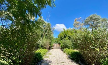 Casa quinta de 4 AMBIENTES ubicada a 150 metros de la Avenida Pres. Perón.