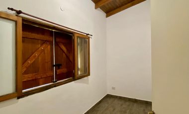 Casa quinta de 4 AMBIENTES ubicada a 150 metros de la Avenida Pres. Perón.