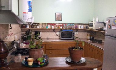 PH de grandes dimensiones, SIN expensas Gran ubicación- Quilmes