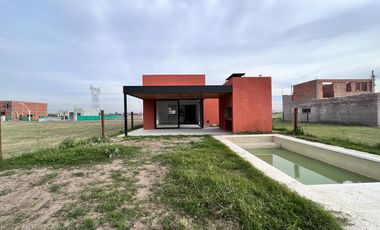 CASA 2 DORMITORIOS CON PILETA - PUEBLO ESTHER