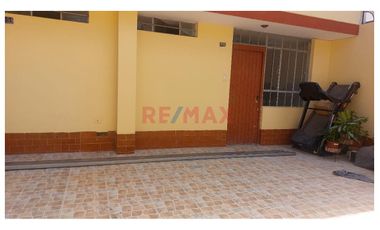 Alquiler De Amplia Casa En Bancarios – Condominio Cerrado