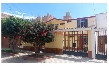 Alquiler De Amplia Casa En Bancarios – Condominio Cerrado