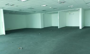 Office ST Moritz Lantai Sedang Kondisi Bare