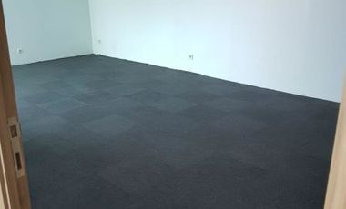 Office ST Moritz Lantai Sedang Kondisi Bare