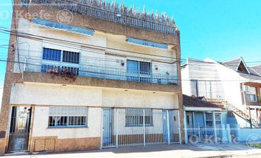 Casa en venta en Berazategui de cinco ambientes en dos plantas ideal para dos familias