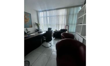 Se alquila local en av Domingo Díaz. Plaza comercial. (AA)