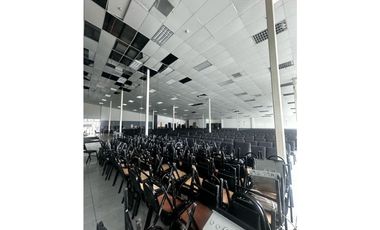 Se alquila local en av Domingo Díaz. Plaza comercial. (AA)