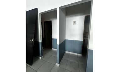 Se alquila local en av Domingo Díaz. Plaza comercial. (AA)