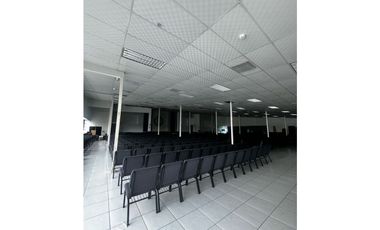 Se alquila local en av Domingo Díaz. Plaza comercial. (AA)