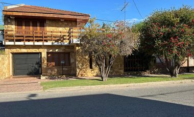 Casa en venta - 3 Dormitorios 2 Baños - 300Mts2 - Villa Elisa, La Plata