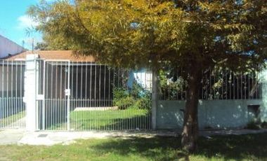 CHALET CON COCHERA A 6 CUADRAS DE LA PLAYA