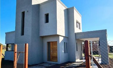 EN VENTA - CASA DOS DORMITORIOS A ESTRENAR - FUNES NORTE