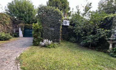Venta casa 3 amb. con patio y jardín Luis Guillón