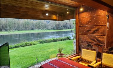 Hermosa casa patronal en parcela de 5000 m2 con borde de rio navegable
