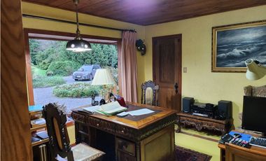 Hermosa casa patronal en parcela de 5000 m2 con borde de rio navegable
