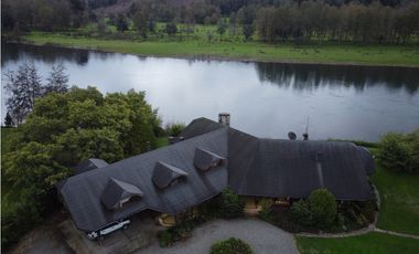 Hermosa casa patronal en parcela de 5000 m2 con borde de rio navegable