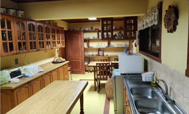 Hermosa casa patronal en parcela de 5000 m2 con borde de rio navegable