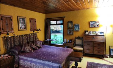 Hermosa casa patronal en parcela de 5000 m2 con borde de rio navegable