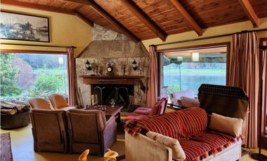 Hermosa casa patronal en parcela de 5000 m2 con borde de rio navegable