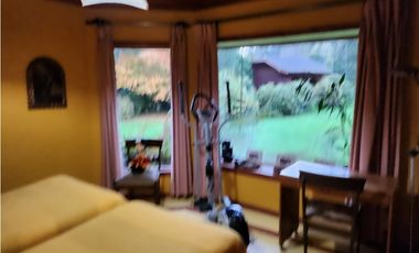 Hermosa casa patronal en parcela de 5000 m2 con borde de rio navegable