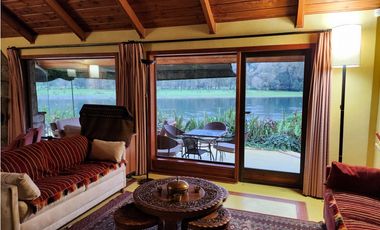 Hermosa casa patronal en parcela de 5000 m2 con borde de rio navegable
