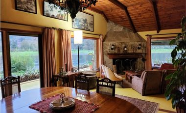 Hermosa casa patronal en parcela de 5000 m2 con borde de rio navegable