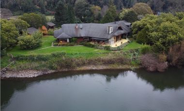 Hermosa casa patronal en parcela de 5000 m2 con borde de rio navegable