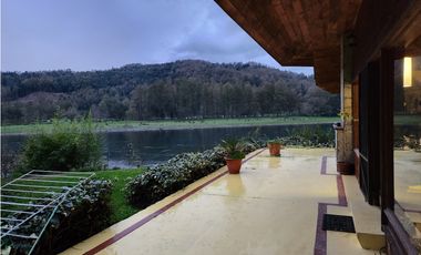 Hermosa casa patronal en parcela de 5000 m2 con borde de rio navegable